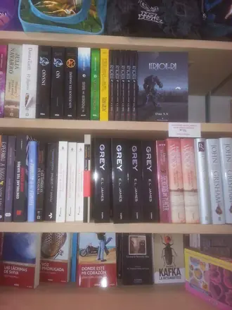 Xerhon-Ra en la estantería de una librería, con varios ejemplares de lomo y uno de frente.