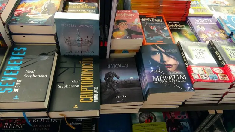 Xerhon-Ra expuesta en la mesa de una librería, entre otras novelas de ciencia ficción y fantasía.