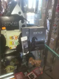 Ejemplares de Xerhon-Ra y un marcapáginas en el escaparate de una tienda.