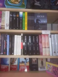 Xerhon-Ra en la estantería de una librería, con varios ejemplares de lomo y uno de frente.
