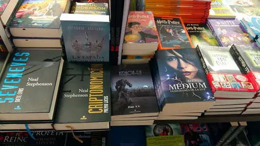 Xerhon-Ra expuesta en la mesa de una librería, entre otras novelas de ciencia ficción y fantasía.